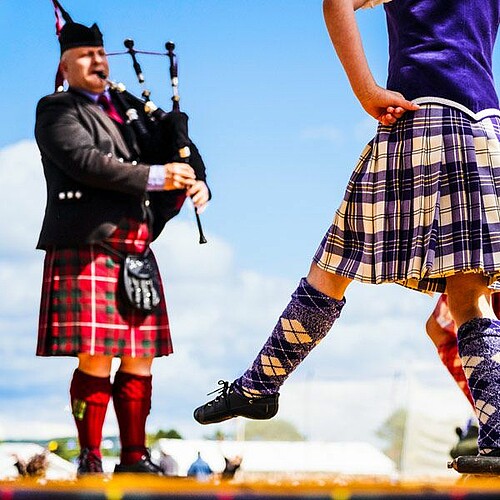 Highland Tänzer mit Dudelsack und Schottenrock in Schottland.