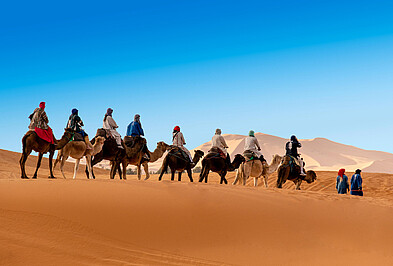 Karawanenwege Kamele in Wüste in Karawane.