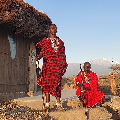 Maasai vor Hütte der Africa Amini Maasai Lodge in Tansania