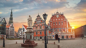 Marktplatz mit Statue in Riga