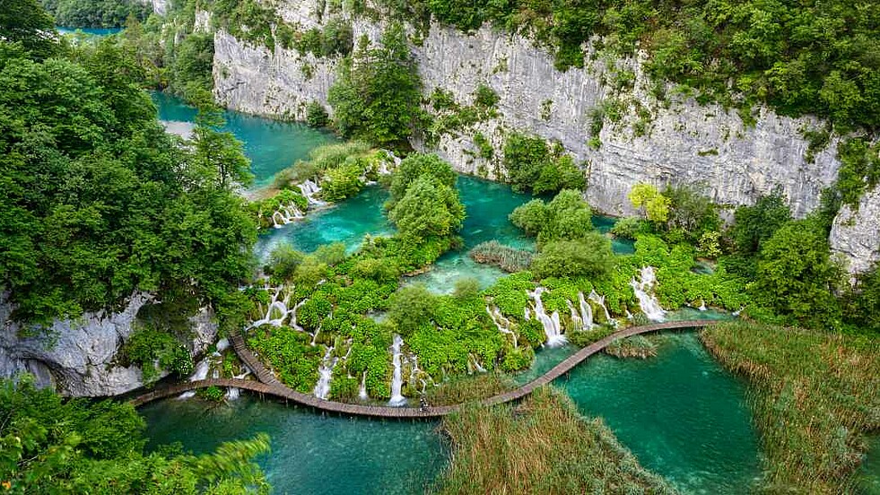 Seen und Wasserfälle Plitvicer Seen Nationalpark in Kroatien