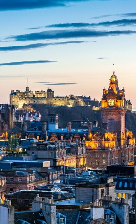 Blick über Edinburgh bei Nacht in Schottland