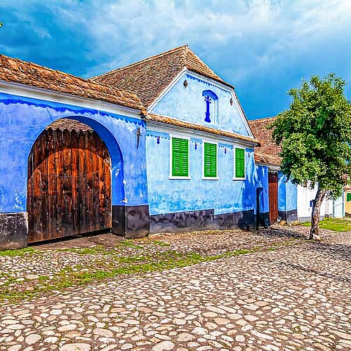 Blau angemaltes Haus in Viscri Brasov in Rumänien