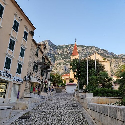 Blick auf Biokovo-Gebirge mit Markarska im Vordergrund in Kroatien