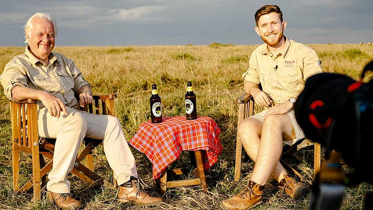 2 Personen sitzen in der Serengeti in Tansania