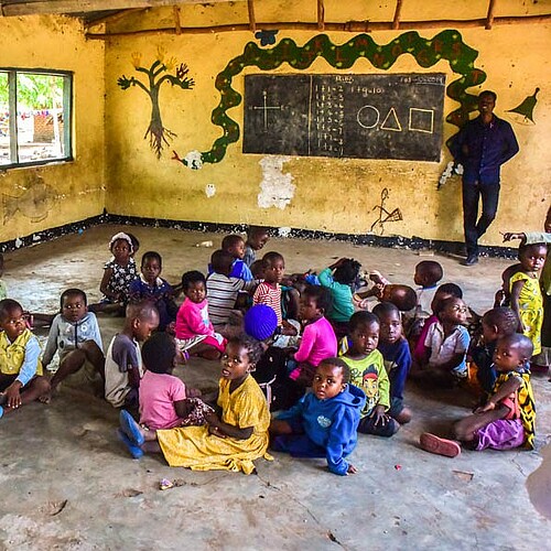 Besuch in Schule bei Klasse ohne Möbel in Malawi.