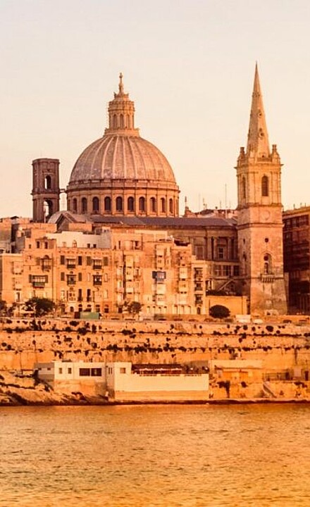 Blick auf die Stadt Valetta an der Küste Maltas im Abendlicht