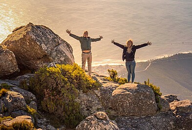 Kruger-Kap Aktiv zwei Menschen auf Tafelberg mit Blick auf Kapstadt.