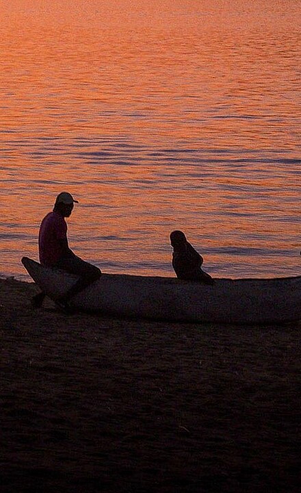 Fischer im Sonnenuntergang am Malawisee in Malawi