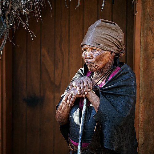 Oma San vor der Huette Namibia