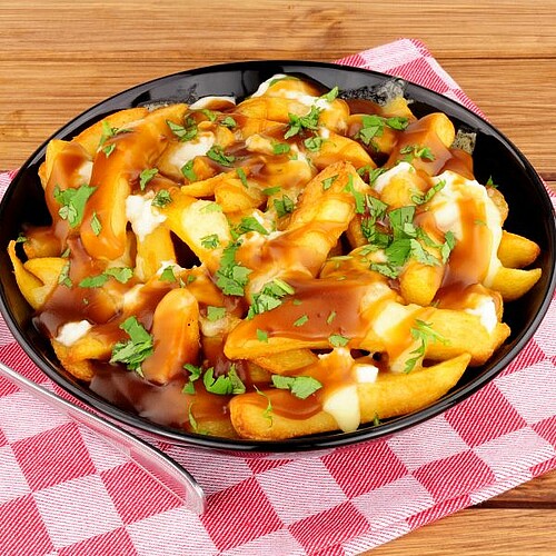 Kanadisches Nationalgericht Poutine mit Pommes, Käse und Bratensoße