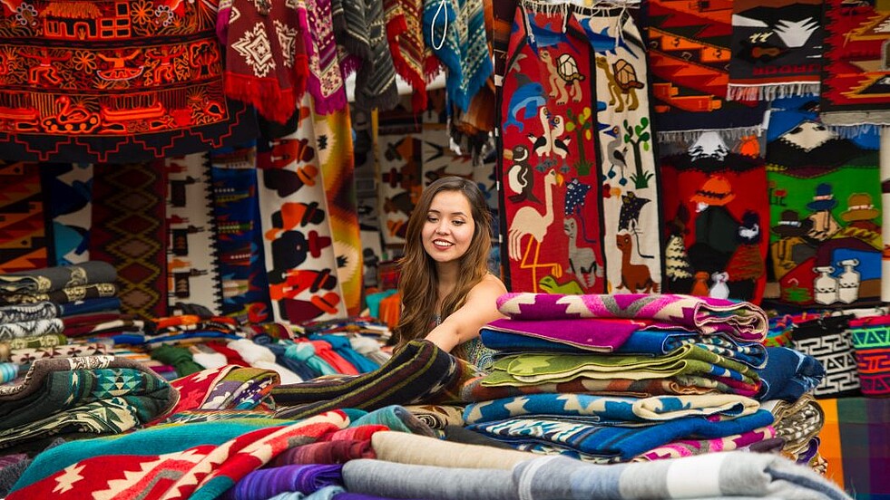 Frau auf dem Andenmarkt in Otavalo in Ecuador