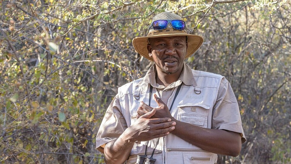 Reiseleiter vor Akazien Busch in Namibia