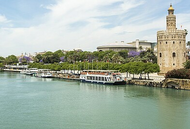 Guadalquivir und Torre del Oro von der Brücke de San Telmo in Andalusien