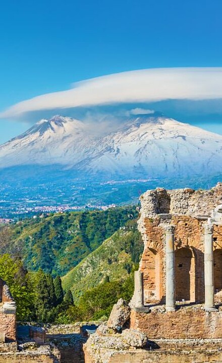 Beeindruckende Ruinen vor dem schneebedeckten Vulkan Ätna in Sizilien