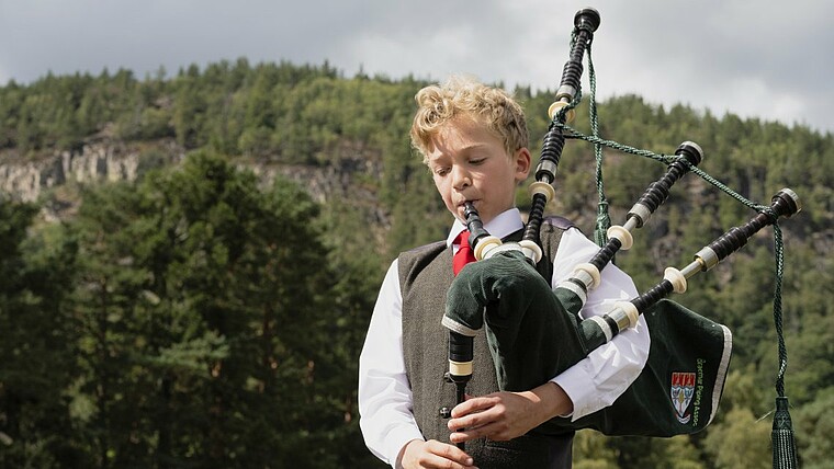 Junge spielt Dudelsack in Schottland