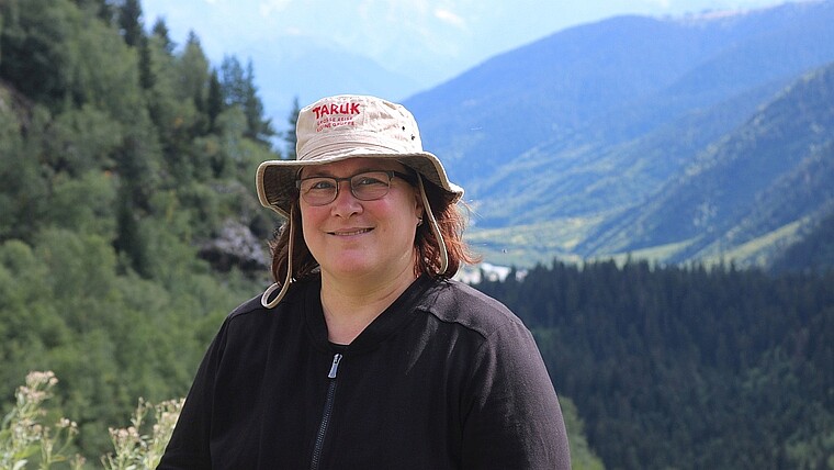 Silke Krause vor Landschaft und Panorama in Georgien