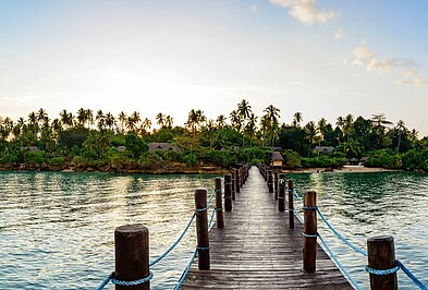 Brücke zum Strand von Sansibar in Tansania