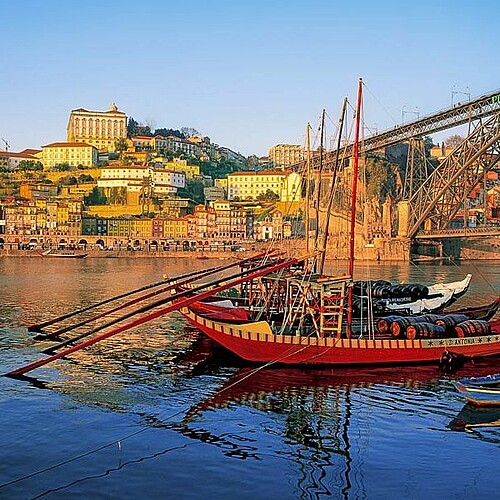 Porto Hafen rotes Seegelboot Schiff in Portugal.