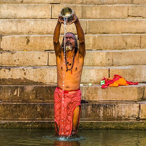 Mann bei spiritueller Reinigung am Ganges in Varanasi in Indien