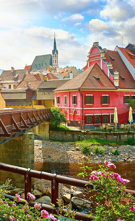 Holzbrücke über dem Vltava Fluss in Tschechien 