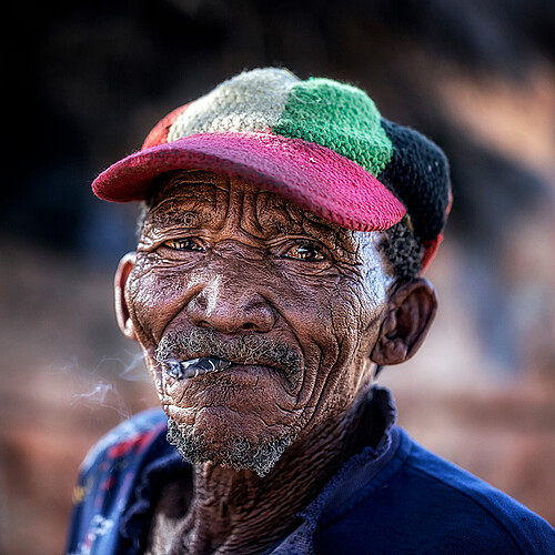  Opa San raucht Namibia Besuch im Sandorf