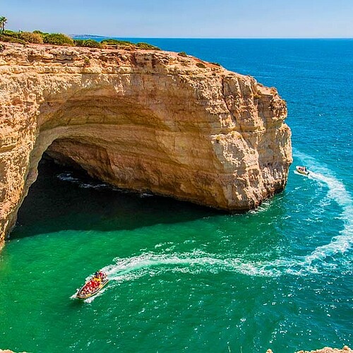 Höhle in Berg im Meer Algarve Portugal.