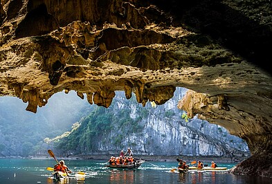 Höhle und Kajaks am Ba Ham See in der Halong Bucht in Vietnam 