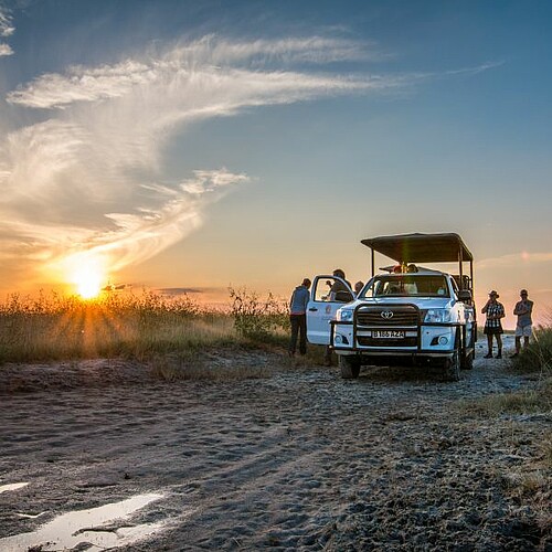 Fahrzeug bei Sonnenuntergang in den Makgadikgadi Salzpfannen in Botswana