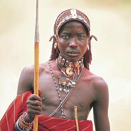 Massai mit Speer und traditioneller Kleidung