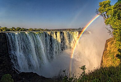 Victoria Wasserfälle in Simbabwe mit Regenbogen