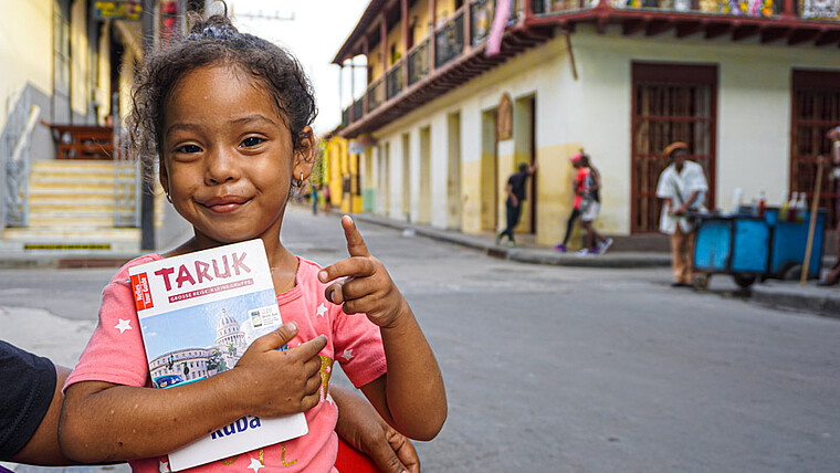 Kleines Mädchen in Stadt auf der Reise Rumba Libre in Kuba