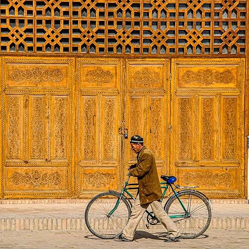 Mann mit Fahrrad in Usbekistan 