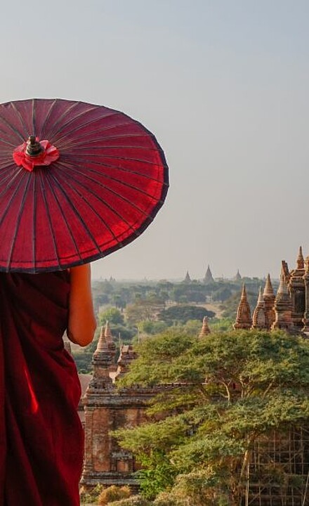 Mönch in traditionellen Roben bei Tempel in Bagan in Myanmar