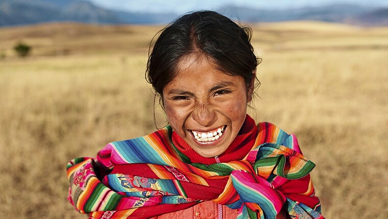 Lachendes Mädchen in der Weite Perus