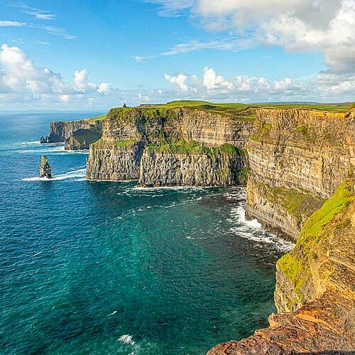 Klippen von Moher im Sonnenlicht in Irland.