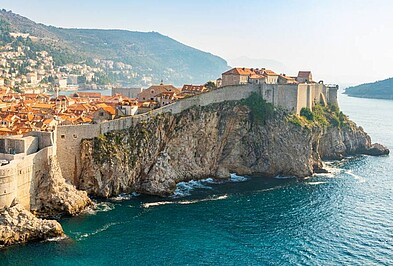 Meer und Stadtmauer von Dubrovnik in Kroatien