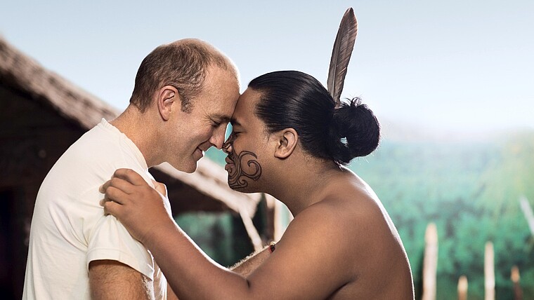 Typische Maori Begrüßung zweier Leute in Neuseeland