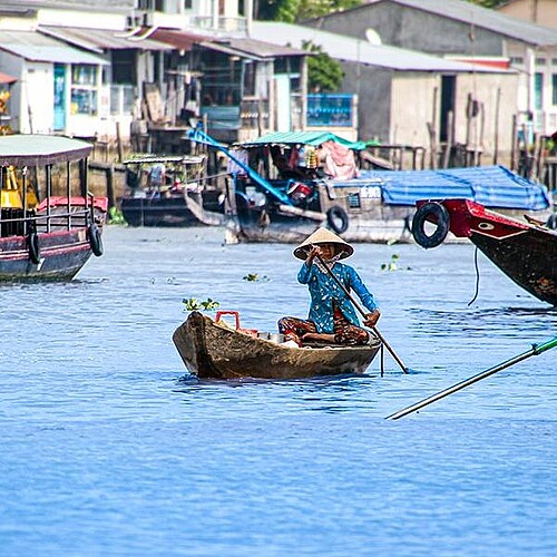 Frau mit Boot auf dem Mekong Fluss in Vietnam