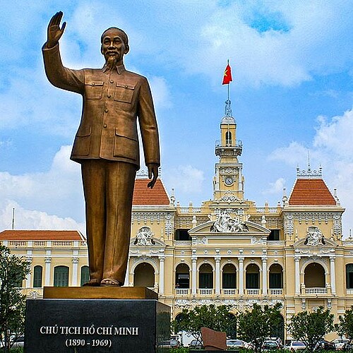 Statue von Ho Chi Minh vor Rathaus in Saigon / Ho Chi Minh Stadt in Vietnam 