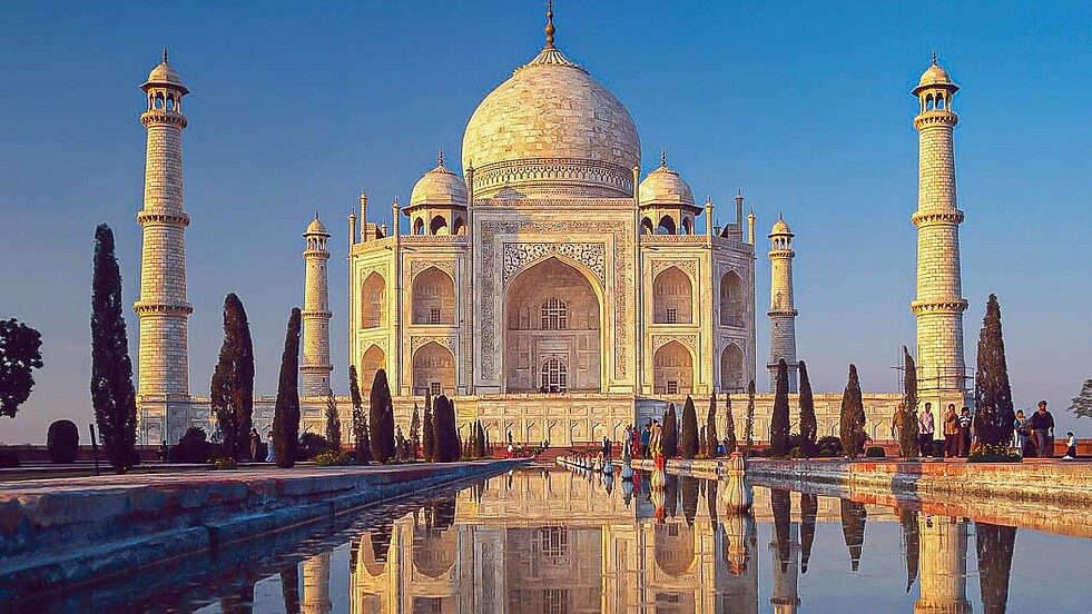 Taj Mahal mit Brunnen in Agra in Indien