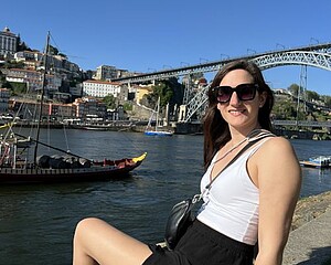 Lena Ziehres vor der Brücke Dom Luis I in Porto in Portugal