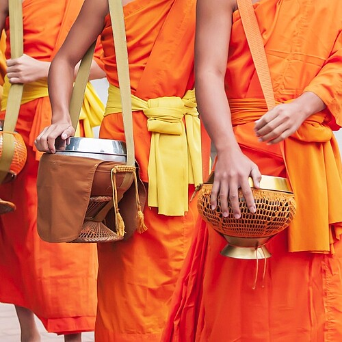 Mönche beim Almosengang in Laos