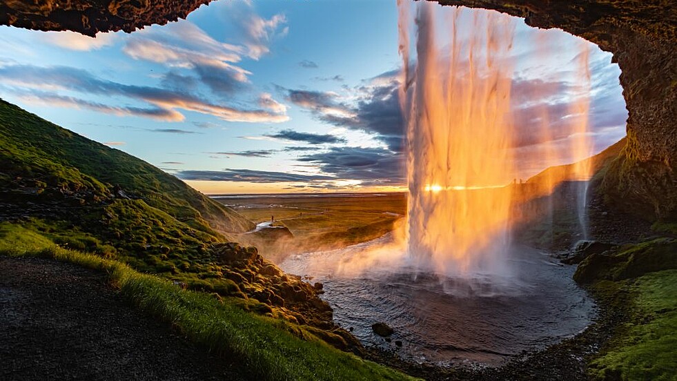 Wasserfall im Sonnenuntergang auf Island