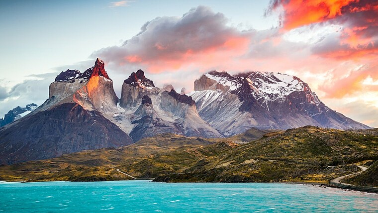Berge vor türkisblauem Wasser in Chile