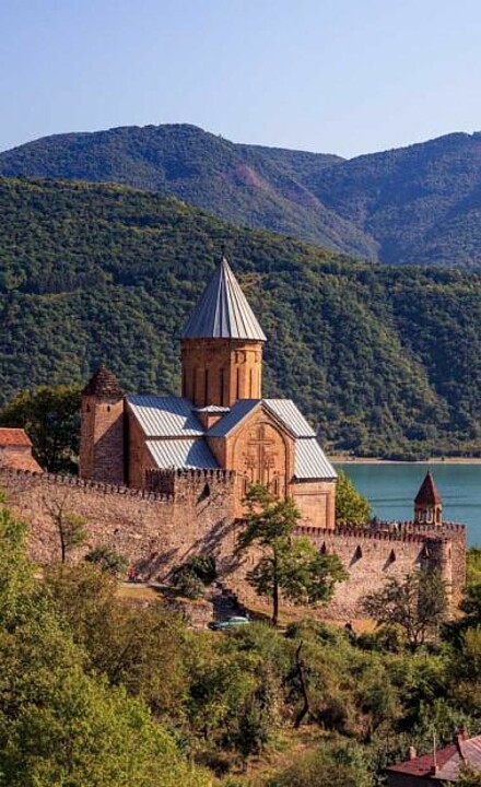 Fort Ananuri mit Blick über das Wasser in Georgien