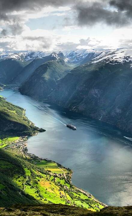 Wolkenbruch über dem Aurlandsfjord im Frühling in Norwegen