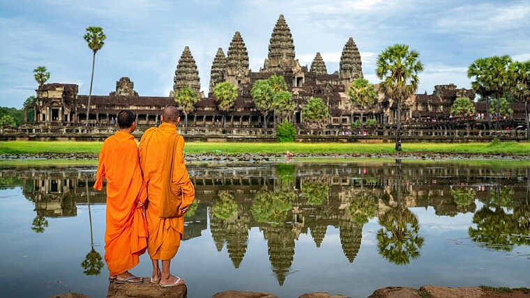 Zwei Mönche vor dem Kloster Angkor Wat