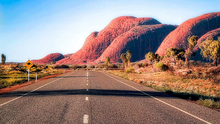 Rote Berge in Australien neben der Straße