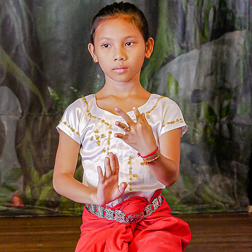 Kind tanzt in Kambodscha